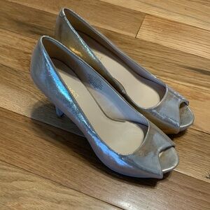 Nine West size 8.5 open toe 3” heels. Gold tone